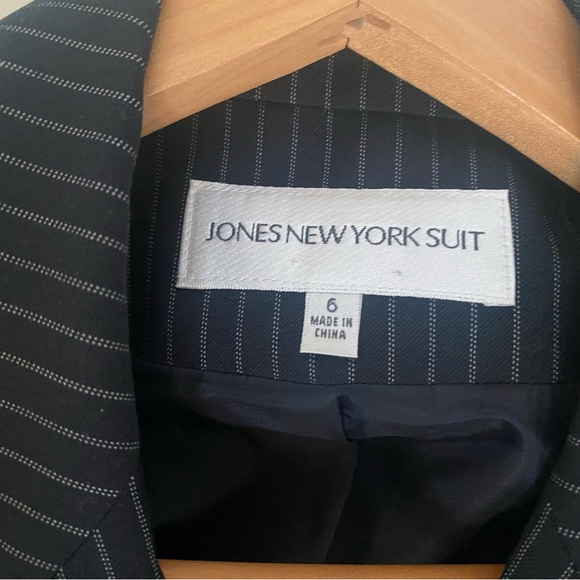 Jones New York pin stripe navy blue pant suit. Sz 6 - Picture 8 of 11